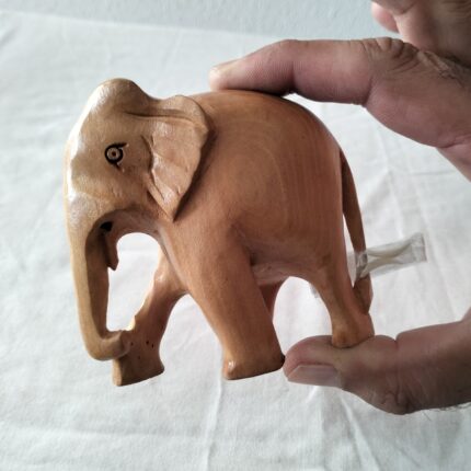 elefante madera en mano