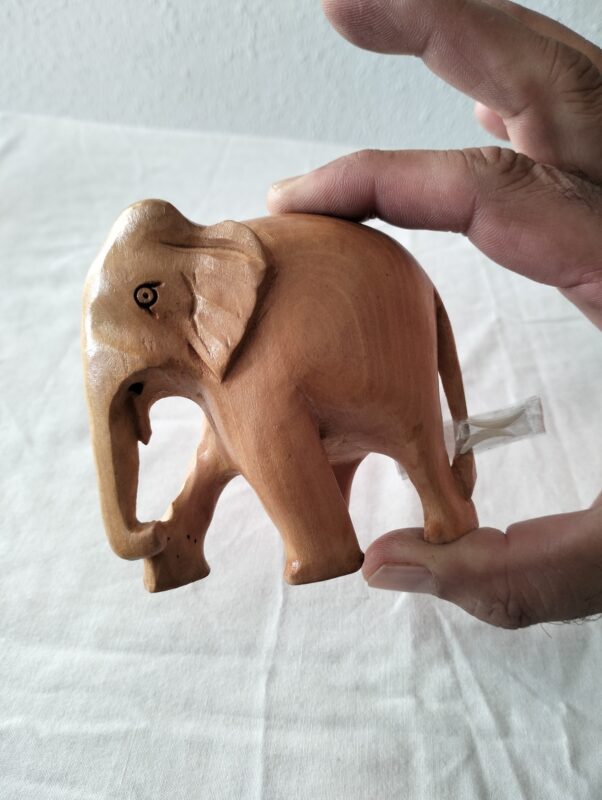 elefante madera en mano