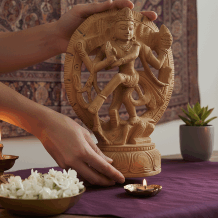 estatua de madera natraj en mano