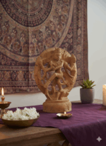 estatua de madera natraj sobre altar