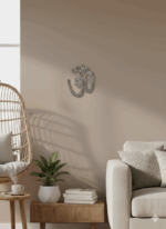 ohm de metal decorando pared