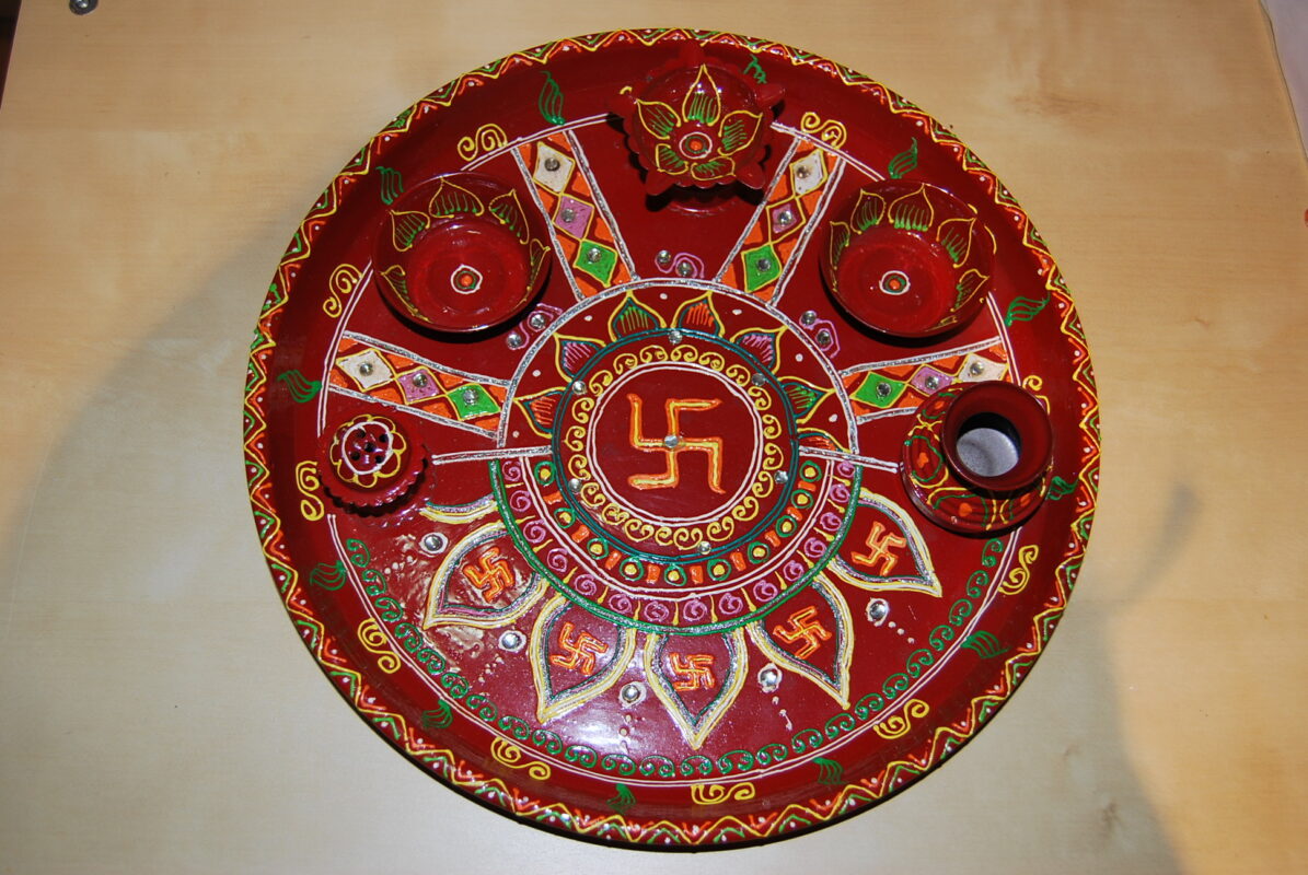 Svastika pintada sobre thali