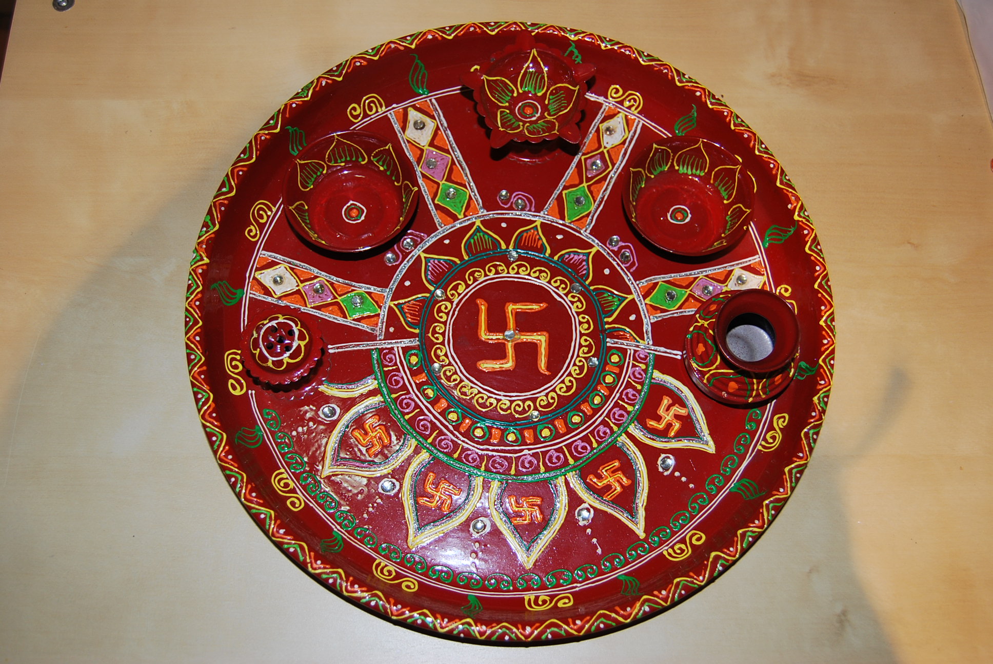Svastika pintada sobre thali